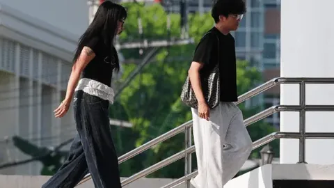 曼联主场历史文物拍卖：183米字母牌预估46万英镑